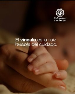 Hay una parte de la maternidad de la que hablamos poco:
muchas de las herramientas con las que hoy sostenemos a nuestros hijos, alguna vez alguien las sostuvo en nosotras.

La paciencia.
La confianza.
La capacidad de pedir ayuda.
La certeza de que no tenemos que hacerlo todo solas.

A veces fue una amiga.
Una mamá que llegó en el momento justo.
Una mentora.
Alguien que simplemente se quedó a escuchar.

Y quizás por eso acompañarnos entre mamás importa tanto.
Porque cuando una mujer se siente sostenida, algo cambia.
Y cuando ella se siente capaz de sostenerse, también cambia la manera en que acompaña a quienes ama.
El cuidado también se contagia. El vínculo también se hereda. 

Por eso, si hay una mujer que alguna vez fue refugio, escucha o compañía para ti, etiquétala o envíale este post.
Que sepa que lo que hizo por ti no pasó desapercibido. 

#MamásMentoras #MaternidadEnCompañía #Acompañamiento