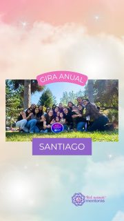 ✨ ¡Así vivimos nuestro encuentro de Mamás Mentoras en Santiago! ✨

El domingo 6 de septiembre, más de 20 mentoras nos reunimos para encontrarnos, conocernos y, sobre todo, conectar. 💜

Fue emocionante ponerle rostro a tantas mujeres increíbles, conocer a mentoras de nuestra última generación y volver a abrazarnos con quienes llevan más tiempo recorriendo este camino.

Porque hay algo que pasa cuando dejamos la pantalla y nos encontramos frente a frente: nos miramos a los ojos, compartimos nuestras historias, nos reconocemos en la otra y recordamos que no estamos solas. 🫶🏻

Gracias a cada una de las mentoras que estuvo presente y que hizo de este encuentro un momento tan especial.

Y encuentros como este nos hacen soñar aún más grande… ✨
Soñamos con llegar al norte, seguir creciendo en el sur, encontrarnos en Ecuador y, algún día, abrazarnos en muchos otros países. 🌎💜

✈️Y nuestra gira continúa…

📍 17 de octubre — Concepción

¡Esperamos encontrarnos con muchas de ustedes allí!

Seguimos creando comunidad.
Seguimos acompañando.
Seguimos creciendo juntas. 💜

#MamasMentoras #FundacionMamasMentoras #MaternidadAcompañada #MujeresQueAcompañan #somoscomunidad